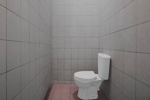 Regadera, toallas, jabón, shampoo 