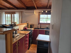 Fridge, microwave, oven, stovetop - Cottage in beautiful Blue Mountains (Mount Victoria)
