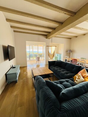 TV - Apartment 'Les Sables Pailletés 10p' with Sea View, Private Terrace and Wi-Fi (Les Sables-d'Olonne)