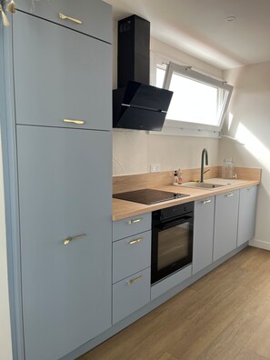 Køleskab, mikrobølgeovn, ovn, kogeplade