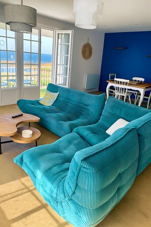 TV - Apartment 'Les Sables Pailletés 4p' with Sea View, Shared Garden and Wi-Fi (Les Sables-d'Olonne)