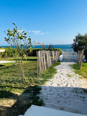 Property grounds - Apartment 'Les Sables Pailletés 4p' with Sea View, Shared Garden and Wi-Fi (Les Sables-d'Olonne)
