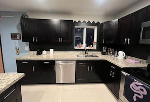 Microondas, horno, parrilla de estufa y lavavajillas