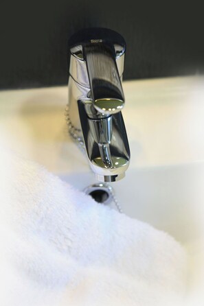 Suihku, hiustenkuivaaja, pyyhkeet