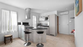 Coffee/tea maker, fridge, microwave, oven