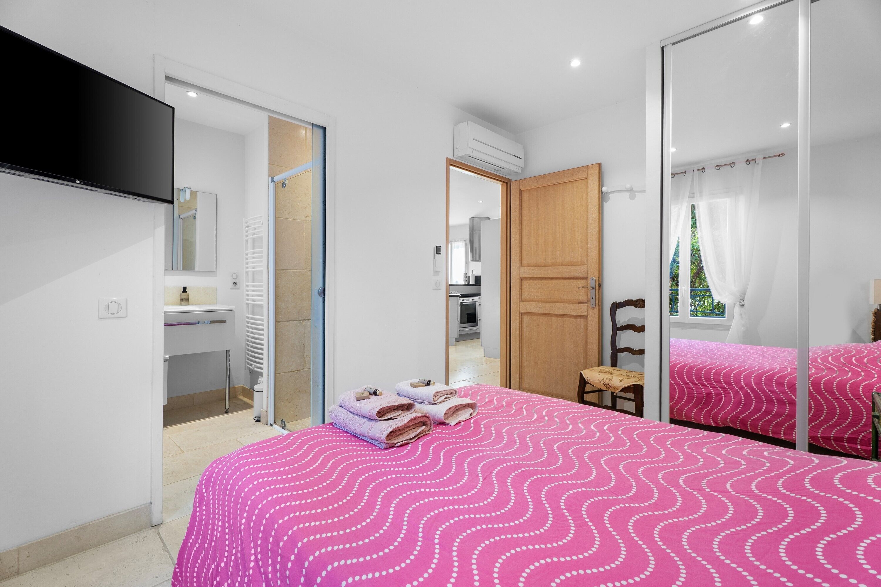 2 bedrooms, iron/ironing board, WiFi, wheelchair access