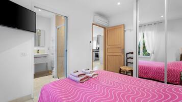 2 bedrooms, iron/ironing board, WiFi