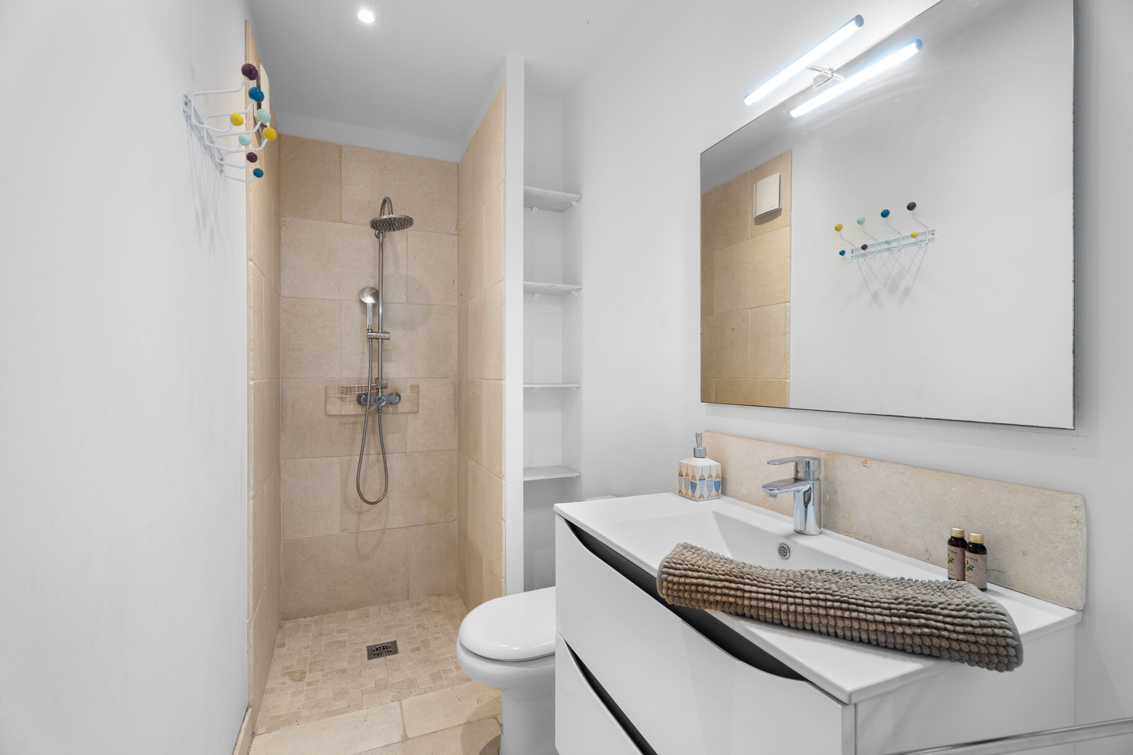Douche, articles de toilette gratuits, sèche-cheveux