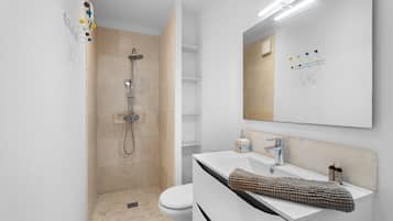 Douche, articles de toilette gratuits, sèche-cheveux