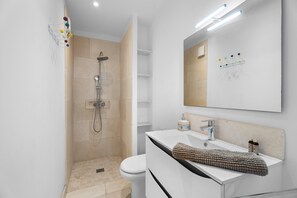 Douche, articles de toilette gratuits, sèche-cheveux