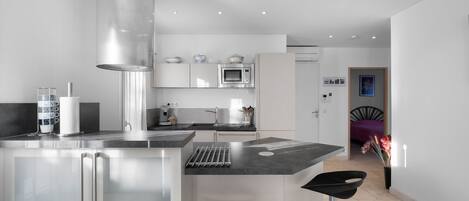 Een koelkast, een microgolfoven, een oven, een kookplaat