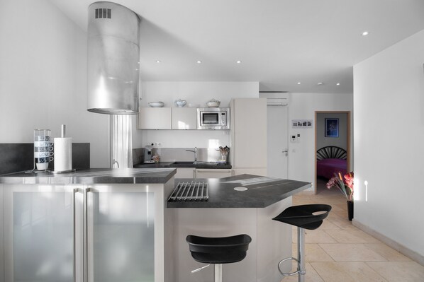 冰箱、微波炉、烤箱、炉灶