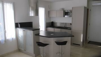 Een koelkast, een microgolfoven, een oven, een kookplaat