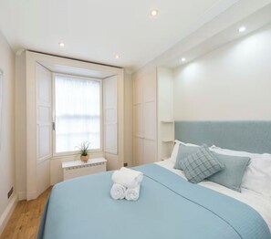 3 عدّة غرف نوم ومكواة/لوح كي وواي فاي وملاءات أسرّة