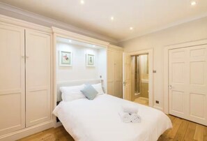 3 عدّة غرف نوم ومكواة/لوح كي وواي فاي وملاءات أسرّة