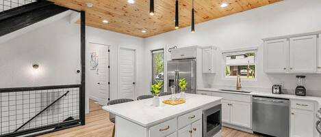 ثلاجة، ميكروويف، فرن، موقد طهي مسطح