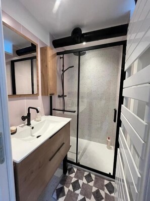 Apartemen Klasik, balkon, pemandangan gunung | Kamar mandi