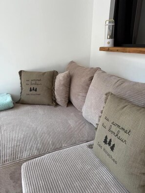 Classic Apartment, Balcony, Mountain View | Living area