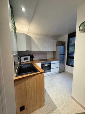 Classic Apartment, Balcony, Mountain View | Private kitchen