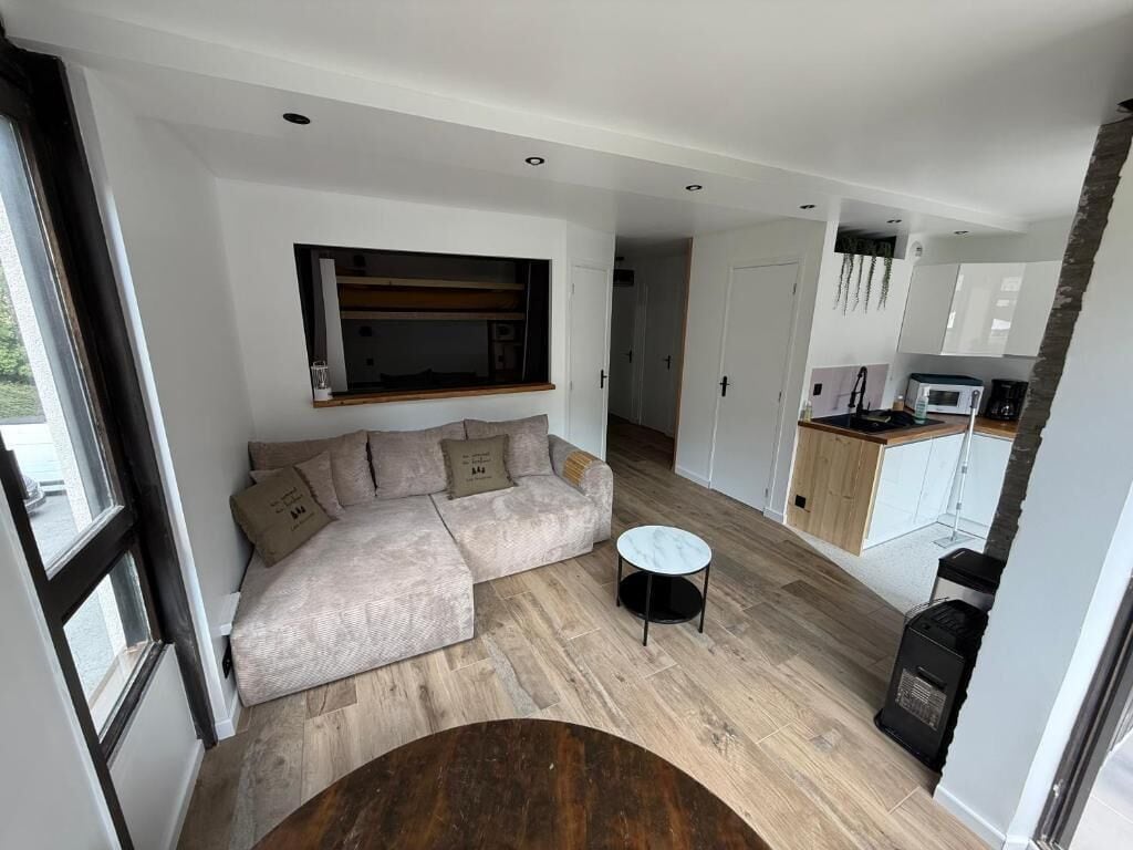 Classic Apartment, Balcony, Mountain View | Living area