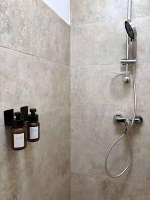 Shower, hair dryer, towels - Apartment '2' with Wi-Fi (Bad Kissingen)