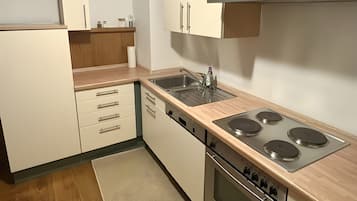 Kühlschrank, Ofen, Herdplatte, Wasserkocher mit Kaffee-/Teezubehör