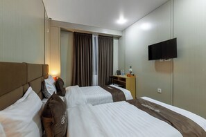 Espacio para trabajar con laptop, wifi gratis y ropa de cama 