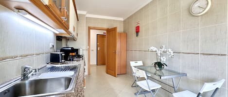 Micro-ondes, lave-vaisselle, cafetiĂšre/bouilloire