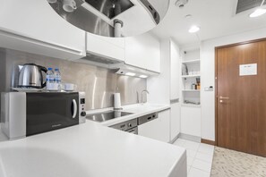 Full-sized fridge, microwave, stovetop, dishwasher - Abi Holidays Dubai Mall Fashion Avenue  (Dubai)