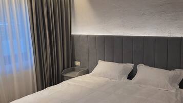 4 slaapkamers, een strijkplank/strijkijzer, wifi