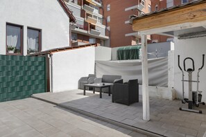 Outdoor dining - Buda Apartment with Private Terrace and Wi-Fi (Bad Kissingen)
