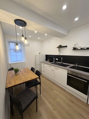 Frigorífico, horno, placa de cocina y cafetera o tetera