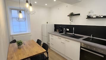 Refrigerador, horno, parrilla de estufa y cafetera y tetera