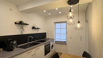 Kühlschrank, Ofen, Herdplatte, Wasserkocher mit Kaffee-/Teezubehör