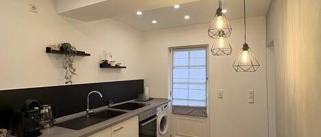 Kylskåp, ugn, spishäll och kaffe- och tebryggare