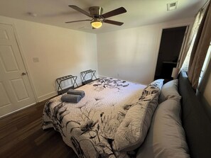 4 habitaciones, tabla de planchar con plancha, wifi y ropa de cama