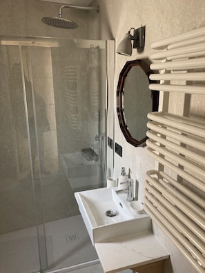 Shower, jetted tub, free toiletries, hair dryer - The Poets' Retreat - Step Back in Time Relax in Elegance (Sulmona)