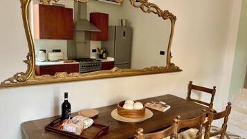 Réfrigérateur, four, lave-vaisselle, bouilloire électrique