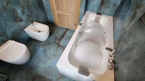 Regadera, tina de hidromasaje, amenidades de baño gratuitas 