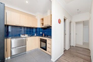 Fridge, microwave, oven, stovetop - Ocean Heights – Between River and Sea with Queen Bed & Bunk Room (Mosman Park)