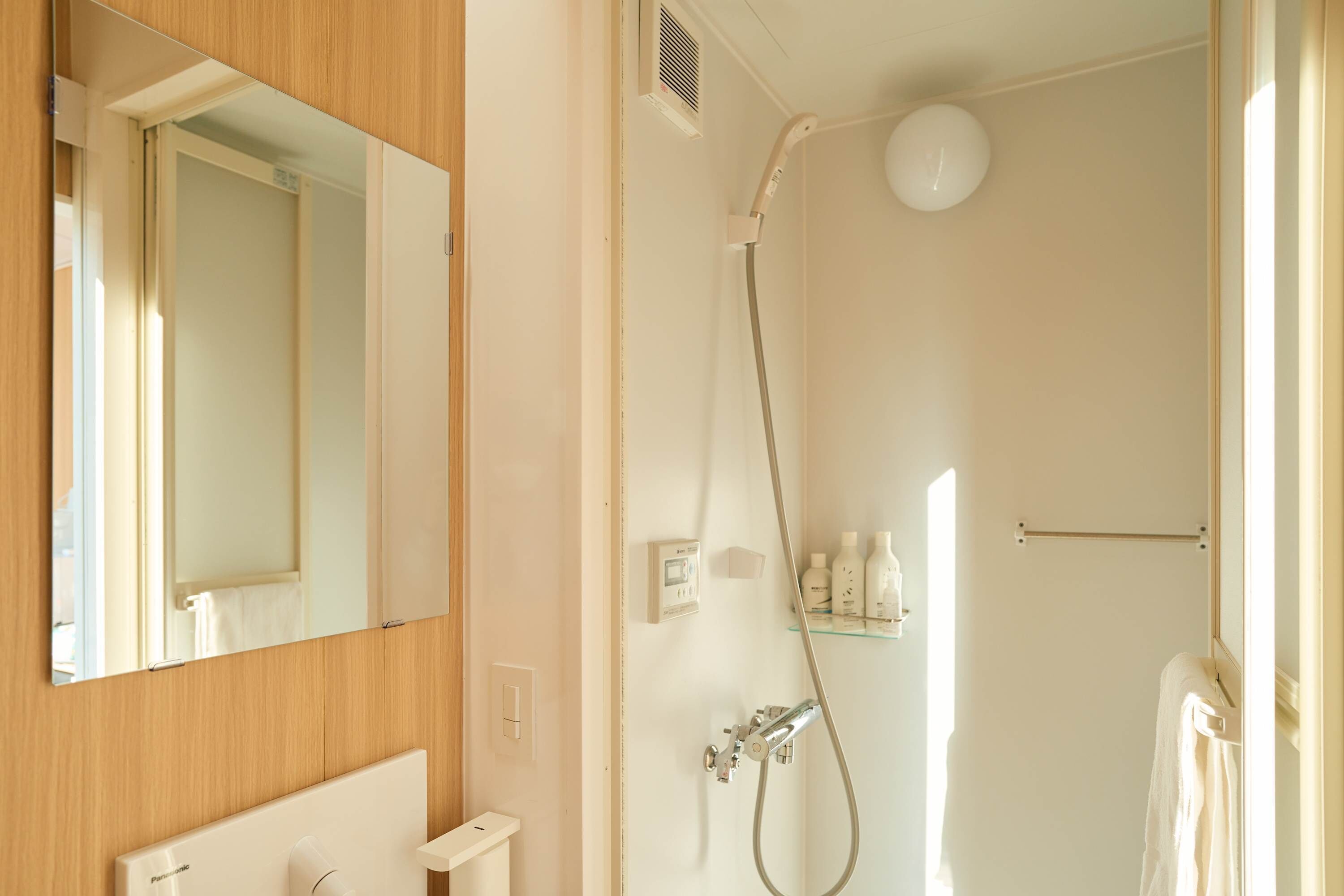 Douche, sèche-cheveux, serviettes fournies, shampoing