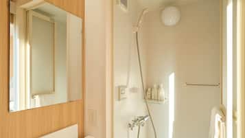 Douche, sèche-cheveux, serviettes fournies, shampoing
