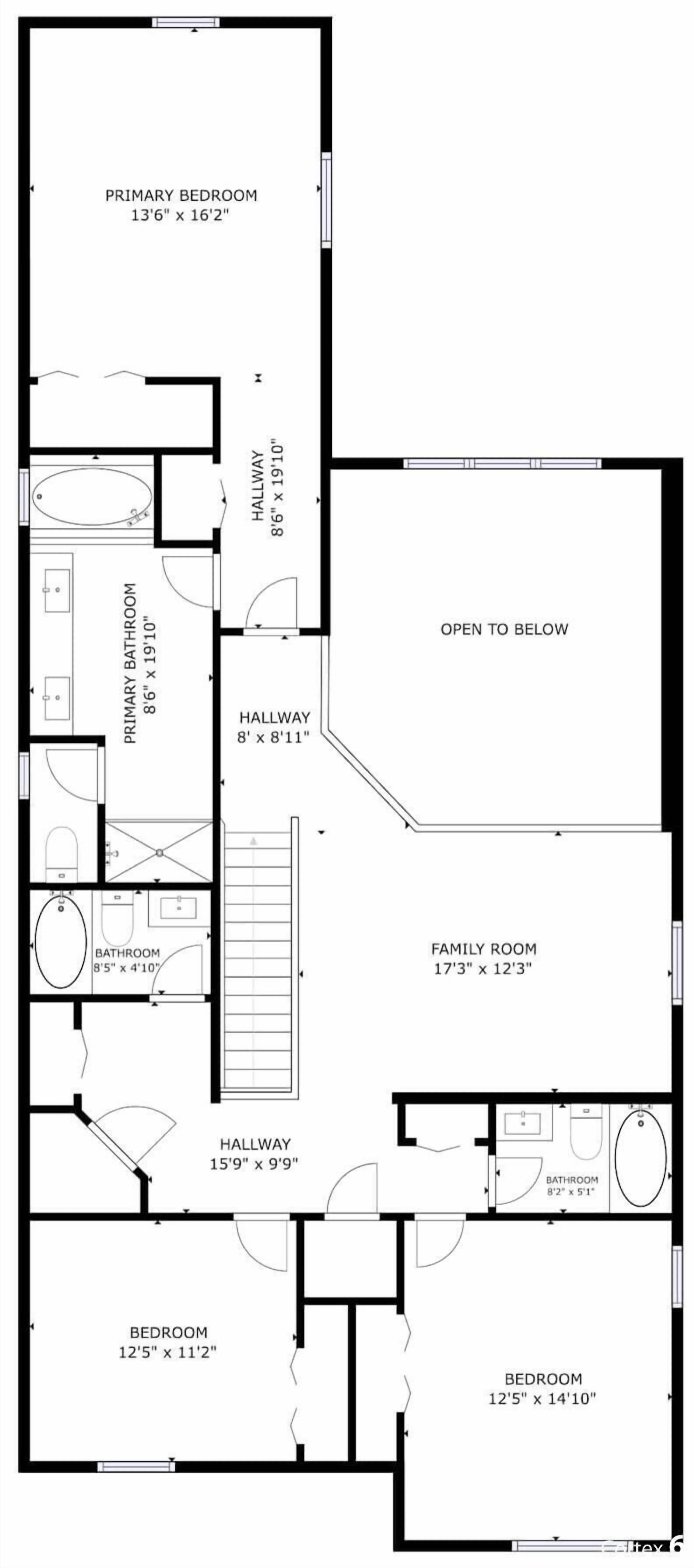 Plano de planta de una casa que incluye un dormitorio principal, sala familiar, dos baños y dos pasillos.