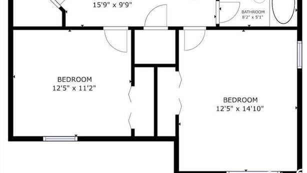 Grundriss eines Hauses mit Hauptschlafzimmer, Familienzimmer, zwei Bädern und zwei Fluren.