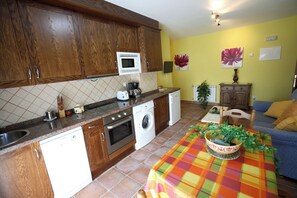Microwave, oven, stovetop, dishwasher - Rural Apartments La Viña (Apartment number 7) (Cangas de Onis)