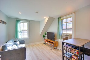 Apartment (1 Bedroom) | Interior - Lake-view Spofford Apartment w/ Shared Dock! (Spofford)