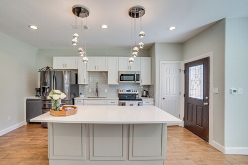 Walk to Lake Lewisville & Park: Pet-friendly Apt