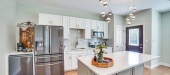 Walk to Lake Lewisville & Park: Pet-friendly Apt