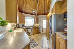 Interior - Rooftop Patio! Kailua-kona Escape 6 Mi to Beach (Kailua-Kona)