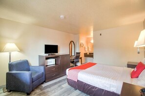 Iron/ironing board, free WiFi, bed sheets - Your Pet-Friendly Room Near Horseshoe Lake Park - Convenient Stay in Woodland (Woodland)